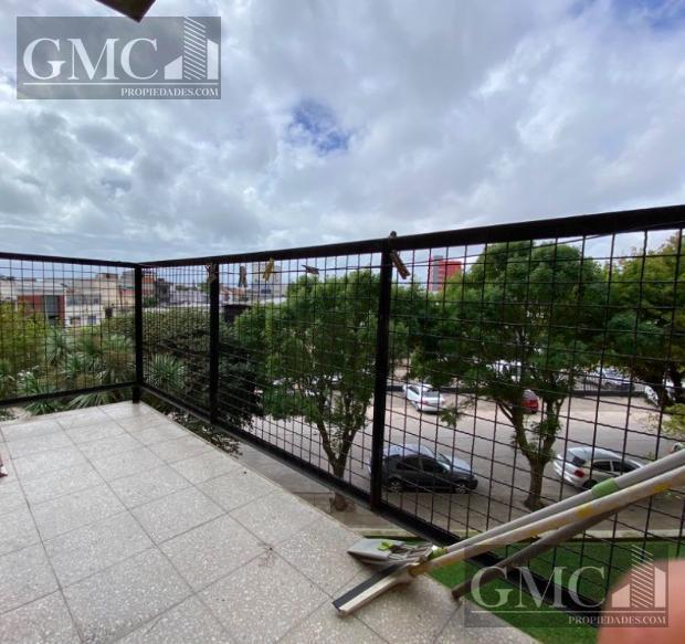 Departamento 3 ambientes a la calle con balcón — López de Gomara