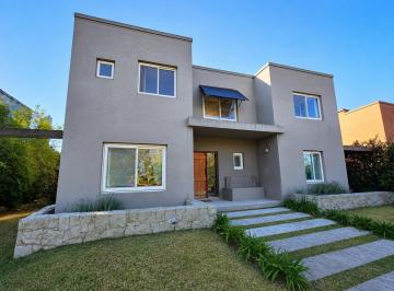 Casa · 251m² · 5 Ambientes · 2 Cocheras · Casa en Venta, 5 Ambientes. B° Los Ombues, Rincon de Milberg