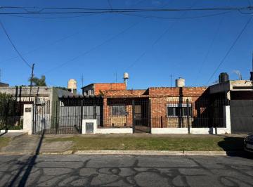 Casa de 3 ambientes, Berazategui · Casa 3 Ambientes con Jardin Al Frente, Patio y Cochera Cubierta en Venta