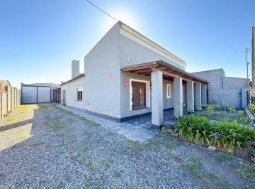 Casa · 383m² · 5 Ambientes · 1 Cochera · Casa con Importante Galpon en Maria Ignacia Vela