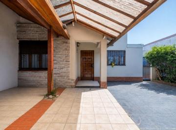 Casa · 140m² · 5 Ambientes · 2 Cocheras · Venta Casa 5 Amb con Pileta y Parque en Temprley