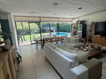 Casa · 210m² · 4 Ambientes · Casa en Venta Barrio Los Pilares