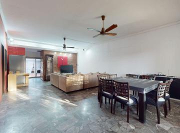 Casa · 243m² · 5 Ambientes · 1 Cochera · Vta Casa Multifamiliar Apto Uso Com - Gastronomía