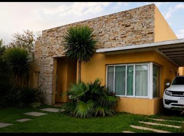 Casa · 300m² · 5 Ambientes · 2 Cocheras · Venta Casa en La Angélica, 5 Amb/pileta