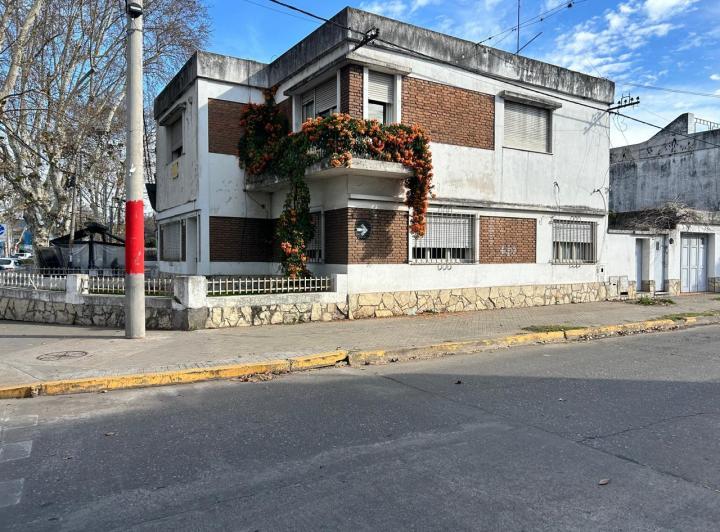 Casa · 208m² · 12 Ambientes · 1 Cochera