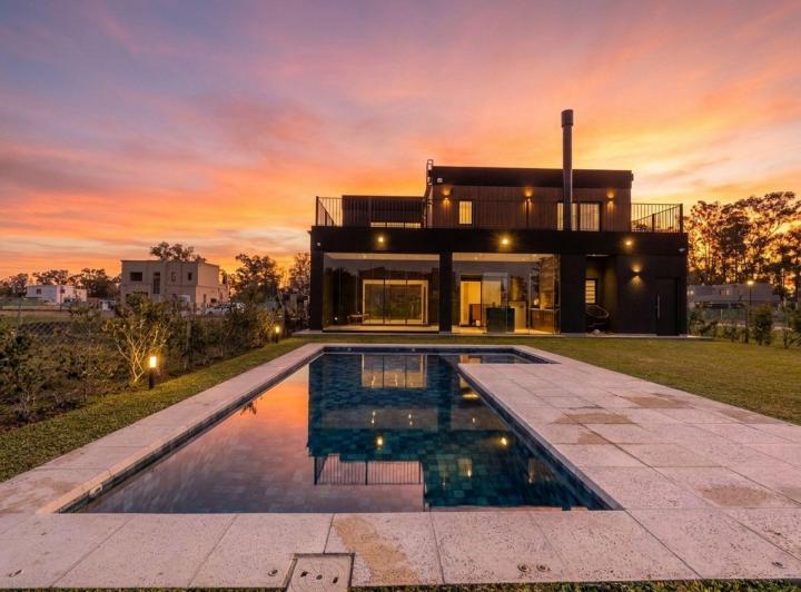 Casa · 243m² · 4 Ambientes · 3 Cocheras