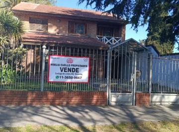 Casa de 3 ambientes, Almirante Brown · Chalet de 3 Ambientes con Piscina y Cochera Para 3 Vehículos. Apto Crédito