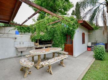 Casa · 140m² · 4 Ambientes · 2 Cocheras · Casa en Venta en La Plata de 3 Dorm.