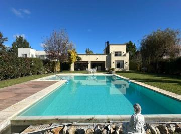Casa · 200m² · 4 Ambientes · 3 Cocheras · Casa en Venta en Miralagos