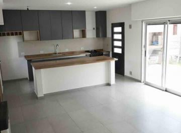 Casa · 65m² · 3 Ambientes · 1 Cochera · Casa en Alquiler en Villa Elisa