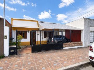 Casa · 164m² · 4 Ambientes · 1 Cochera · Venta Casa 4 Ambientes, Ezpeleta Este.