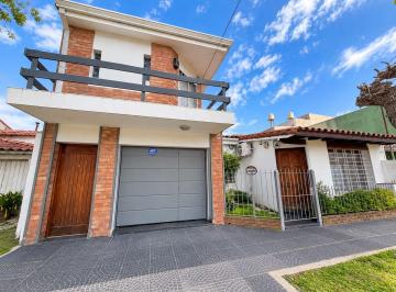Casa · 198m² · 4 Ambientes · 2 Cocheras · Venta Casa 4 Ambientes Quilmes Oeste.