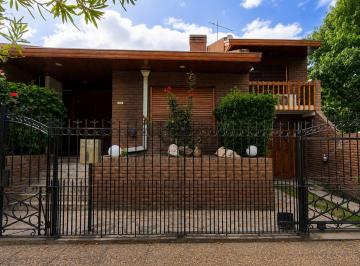 Casa · 244m² · 5 Ambientes · 2 Cocheras · Venta Casa 5 Amb con Pisicina, Quincho, Cochera