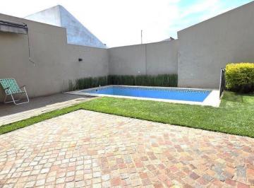 Casa · 200m² · 5 Ambientes · 1 Cochera · Casa 5 Amb. Piscina/quincho. Banfield.