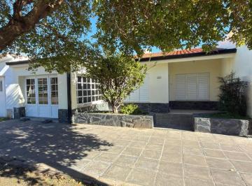 Casa · 158m² · 8 Ambientes · 1 Cochera · Venta Casa a Dos Cuadras de La Plaza en Pilar