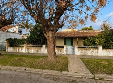 Casa · 150m² · 4 Ambientes · 2 Cocheras · Casa a Restaurar Sobre Doble Lote - 437,50 m² - Luis Guillon