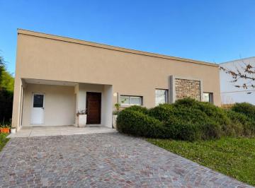 Casa · 160m² · 4 Ambientes · 1 Cochera · Casa 4 Ambientes en Venta Fincas de Hudson Cochera
