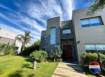 Casa · 182m² · 6 Ambientes · 2 Cocheras · Casa en Venta 5 Ambentes en Canning