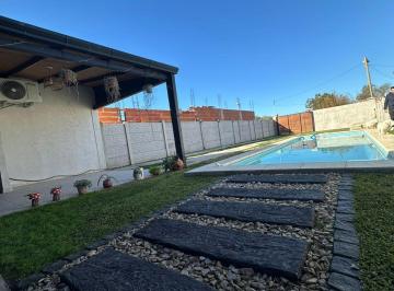 Casa · 70m² · 4 Ambientes · 1 Cochera · Venta Casa con Pileta en San Vicente