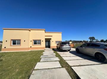 Casa · 100m² · 4 Ambientes · 3 Cocheras · Venta de Casa de 4 Ambientes C/pileta en Cañuelas