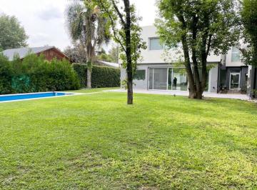 Casa · 296m² · 5 Ambientes · 3 Cocheras · Venta Casa Moderna. 5 Amb. Parque Leloir. Pileta