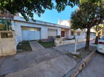Casa · 142m² · 5 Ambientes · 1 Cochera · Opotunidad Venta Casa en Barrio Dean Funes