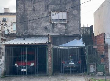 Casa · 4 Ambientes · 2 Cocheras · Lote de 8.66 X 34,64 con Cocheras y 2 Unidades