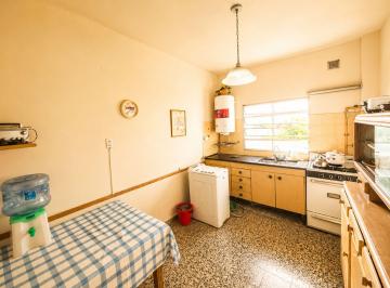 Casa · 86m² · 4 Ambientes · 1 Cochera · Venta Casa 4 Ambientes en Terreno 300 m² Caseros