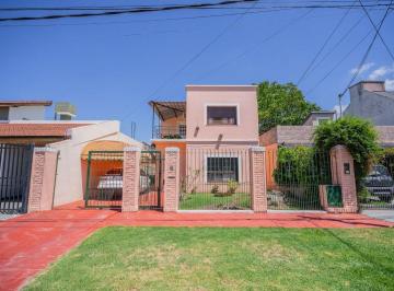 Casa · 135m² · 5 Ambientes · 1 Cochera · Venta Casa 5 Amb, Jardín, Quincho, Apto Crédito