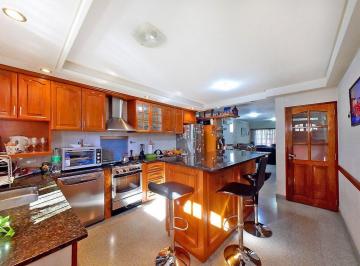 Casa · 265m² · 5 Ambientes · 1 Cochera · Casa Premium Hurlingham: 5 Amb + Quincho + Parque