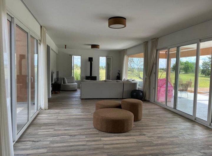 Casa · 350m² · 5 Ambientes · 2 Cocheras