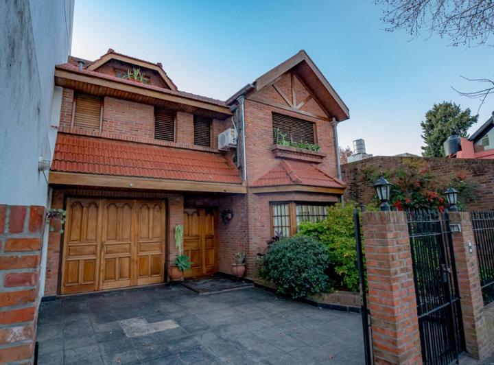 Casa · 299m² · 5 Ambientes · 2 Cocheras