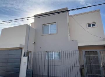 Casa · 190m² · 8 Ambientes · 1 Cochera · Casa 3 Dorm. - Impecable