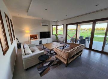 Casa · 174m² · 4 Ambientes · 2 Cocheras · Casa 4 Ambientes en Venta Campos de Roca II