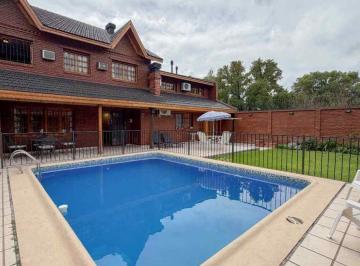Casa · 370m² · 8 Ambientes · 3 Cocheras · Casa 8 Ambientes en Venta en Burzaco con Piscina