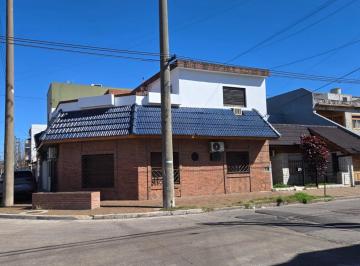 Casa · 140m² · 4 Ambientes · Casa Luminosa con Departamento Ideal 2 Familias