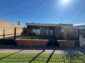 Casa · 121m² · 4 Ambientes · 1 Cochera · Venta Casa 4 Ambientes Lavallol Pileta