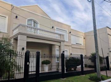 Casa · 436m² · 6 Ambientes · 4 Cocheras · Venta Casa 6 Ambientes Cochera Pileta Ciudad Evita