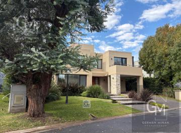 Casa · 290m² · 6 Ambientes · 3 Cocheras · Casa en Adrogué Chico Barrio Cerrado