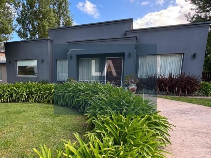 Campo · 200m² · 4 Ambientes · 6 Cocheras