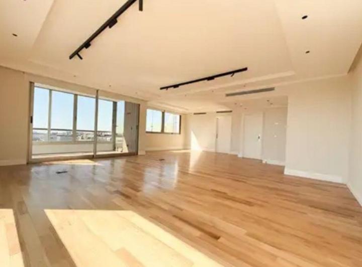 Departamento · 216m² · 5 Ambientes · 1 Cochera