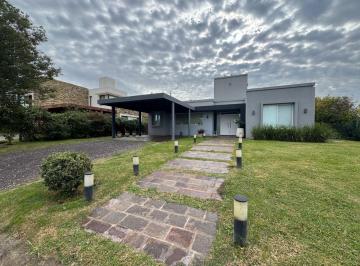 Casa · 220m² · 6 Ambientes · 2 Cocheras · Casa en Venta en Pergamino en Barrio Cerrado
