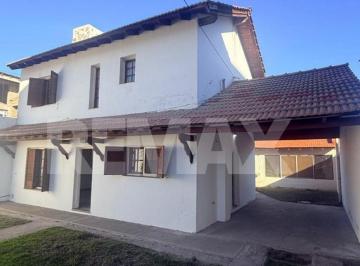 Casa · 158m² · 5 Ambientes · 1 Cochera · Alquiler de Casa 3 Dorm. Centro de Plottier