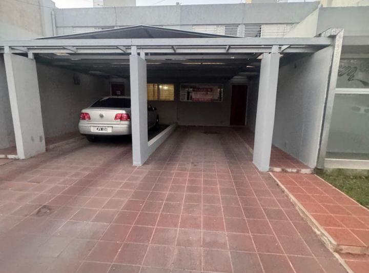 Casa · 120m² · 8 Ambientes · 1 Cochera