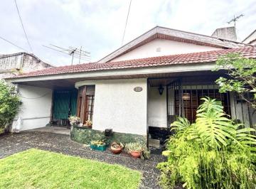 Casa de 4 ambientes, Lomas de Zamora · Casa Amplia con Jardín, Garage Para Dos Autos en Hermosa Zona