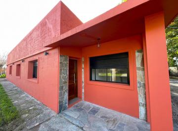 Casa · 180m² · 4 Dormitorios · 5 Cocheras · Casa en Venta - Carmelo