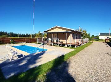 Casa · 120m² · 4 Ambientes · 3 Cocheras · Casa en Alquiler y Venta de 2 Dorm. con Barbacoa y Piscina en Colonia del Sacramento