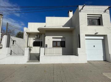 Casa · 233m² · 1 Cochera · Venta de Casa de 3 Dorm. en El Corazón de Carmelo