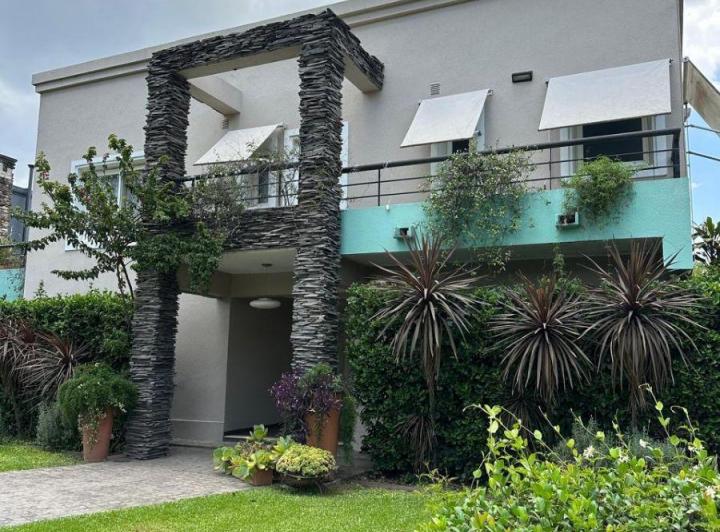 Casa · 310m² · 5 Ambientes · 2 Cocheras