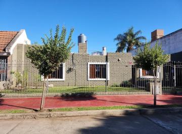 Casa · 170m² · 4 Ambientes · 3 Cocheras · Casa en Venta de 3 Dorm., Apto Crédito - Barrio Las Rosas